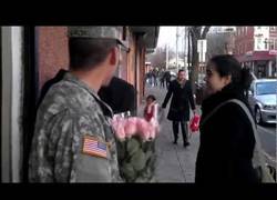 Enlace a Soldado le da una sopresa a su madre en el trabajo