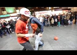 Enlace a Un auténtico maestro del Street Football, menudo toque de balón