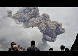 Enlace a Volcán indonesio erupciona por primera vez en 100 años