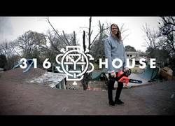 Enlace a ¿Te imaginas un BikePark así en tu casa? Tom Dugan lo tiene