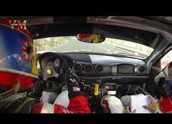 Enlace a Conduciendo un Ferrari 360, un modelo para correr en rally, ¡menuda velocidad!