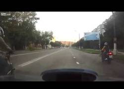 Enlace a Venga, voy a hacer un caballito para demostrar cuánto controlo con mi moto...