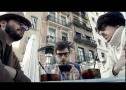 Enlace a Por fin un vídeo que parodia el postureo moderno