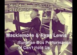 Enlace a Macklemore hace un concierto sorpresa en un bus de Nueva York
