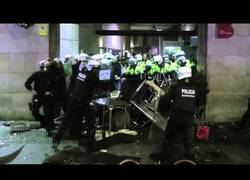 Enlace a La policía carga violentamente en Barcelona, los manifestantes responden y pasa esto