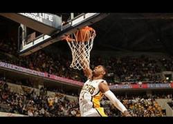 Enlace a Paul George, de los Pacers, se marca un impresionante mate con 360º