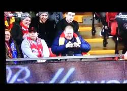 Enlace a Mejor una foto que ayudar al futbolista que se ha caído...