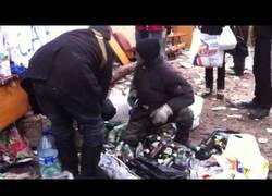 Enlace a Los manifestantes de Kiev lanzando cócteles molotov y pirotecnia a los anti-disturbios