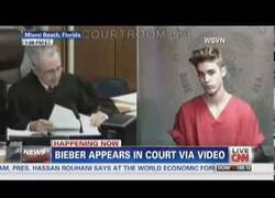Enlace a Imágenes de Justin Bieber delante del juez por participar en una carrera ilegal borracho y drogado