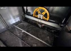 Enlace a ¿Se ha bloqueado tu ascensor? Tranquilo, yo lo soluciono y quedará como nuev... ¡ups!