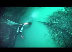 Enlace a Buceando por el Cenote Angelita, el río debajo de la península de Yucatán