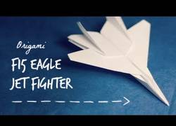 Enlace a ¿Te creías un maestro haciendo aviones de papel? Mira y aprende cómo se hace un F15