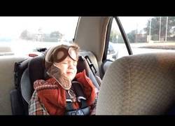 Enlace a Este niño de verdad siente la música, llorando a moco tendido con esta balada en el coche