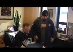 Enlace a Director de instituto despide las clases del día de forma épica