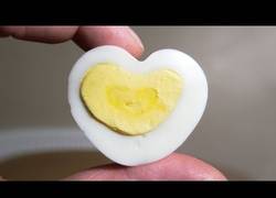 Enlace a Ahora que llega San Valentín, cómo hacer un huevo en forma de corazón