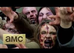 Enlace a ¿Cómo reaccionarias si estuvieras caminando y te salen zombies de una tapa de alcantarilla?