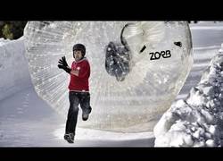 Enlace a ¿Echamos unos bolos algo especiales en la nieve?