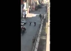 Enlace a Policía de Venezuela dispara contra la multitud, Ucrania no es la única en rebelión