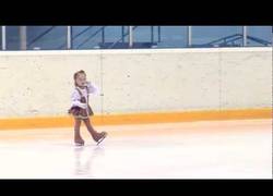 Enlace a Niñas que apenas saben andar y que ya practican patinaje artístico sobre hielo