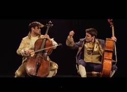 Enlace a ¿Cómo sonaría Thunderstruck de AC/DC interpretada a dos violonchelos?
