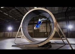 Enlace a Sonic estaría orgulloso de este tío, el primer looping humano completado