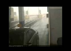 Enlace a Un mal día para estar en el puesto de peaje