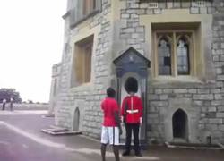 Enlace a La paciencia de los guardias de Reino Unido tiene su límite