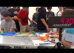 Enlace a Este niño resuelve el cubo de Rubik en menos de 10 segundos con una sola mano