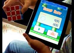 Enlace a Arma un cubo de Rubik con una mano mientras que con la otra hace más de 300 puntos en Flappy Bird!