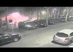 Enlace a Asi quemaban los coches de la policia nacional frente a la comisaria los 3 detenidos de Madrid