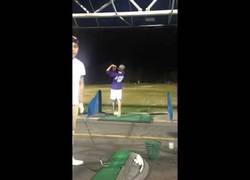 Enlace a Doble golpeo a la pelota con el palo de golf