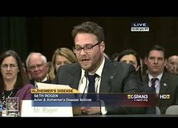 Enlace a Genial discurso de Seth Rogen revelando su experiencia con el alzheimer