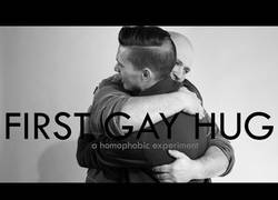 Enlace a Gente homófoba abrazando a personas gay, un experimento del estilo First Kiss