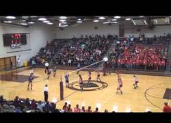 Enlace a Brutal headshot en este partido de voleibol