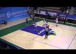 Enlace a Se venga de la jugada anterior con un terrible puñetazo, mucho fair play no veo aquí...