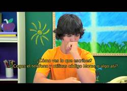 Enlace a Reacción de niños de hoy en día al enseñarle un teléfono de los años 80