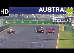 Enlace a Red Bull F1 vs. V8 Supercar vs. C63 AMG (2014, Melbourne Australia)