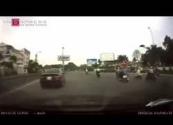 Enlace a Desde una moto le roban el espejo retrovisor y no se lo toma muy bien