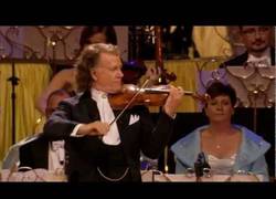 Enlace a Anthony Hopkins escucha por primera vez el vals que compuso hace 50 años