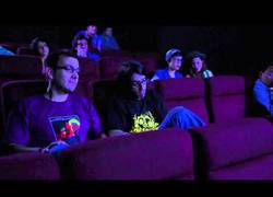 Enlace a ¿Quién no ha querido hacer esto en el cine alguna vez?