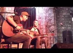 Enlace a Tocan música techno con dos guitarras españolas, comienza en el 1:40