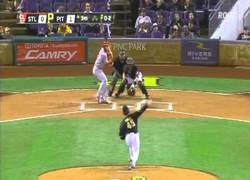 Enlace a Pillar la bola de béisbol de la forma más particular