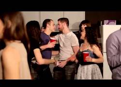 Enlace a ¿Qué pasaría si las mujeres ligaran como los hombres? ¿Os imagináis una realidad así?