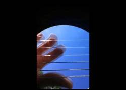 Enlace a El efecto hipnótico de las cuerdas de la guitarra mientras hacen sonar 'More than words'