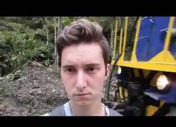 Enlace a Creo que el maquinista de este tren está harto de tontacos haciéndose selfies con su tren de fondo