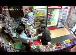 Enlace a La jefa de esta tienda hace cambiar de opinión a este ladrón