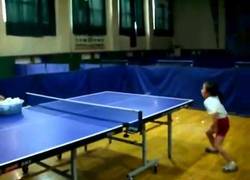 Enlace a Así entrenan a esta niña al tenis de mesa, simplemente exigencia asiática