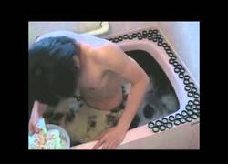 Enlace a Jacuzzi casero de Coca-Cola y Mentos, ¿tú te meterías en esa bañera?