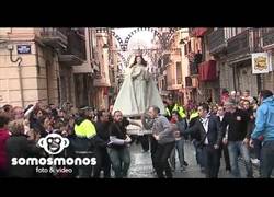 Enlace a Doble caída de una Virgen en una procesión muy rápida