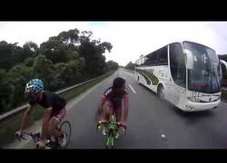 Enlace a Ciclistas a 124km/h por autovía y sin casco, menuda temeridad